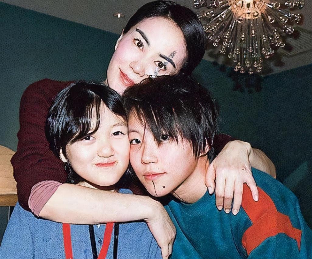 |窦靖童深夜发文配哭泣照，她只顾和谢霆锋恋爱，王菲当妈合格吗？