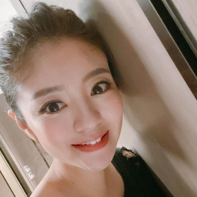 安以轩|40岁安以轩太冻龄！晒开工美照，肤色红润这保养程度绝了