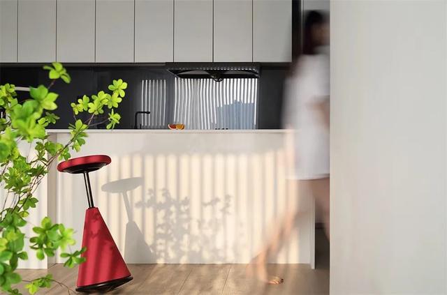 |120㎡现代极简，全屋纱帘、引入光线，黑白灰+红蓝点缀独特美