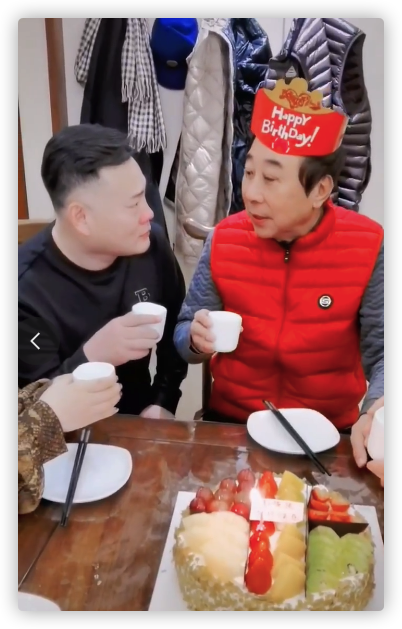 冯巩|冯巩低调庆祝64岁生日,饭菜简单接地气,众徒弟齐聚一堂场面热闹