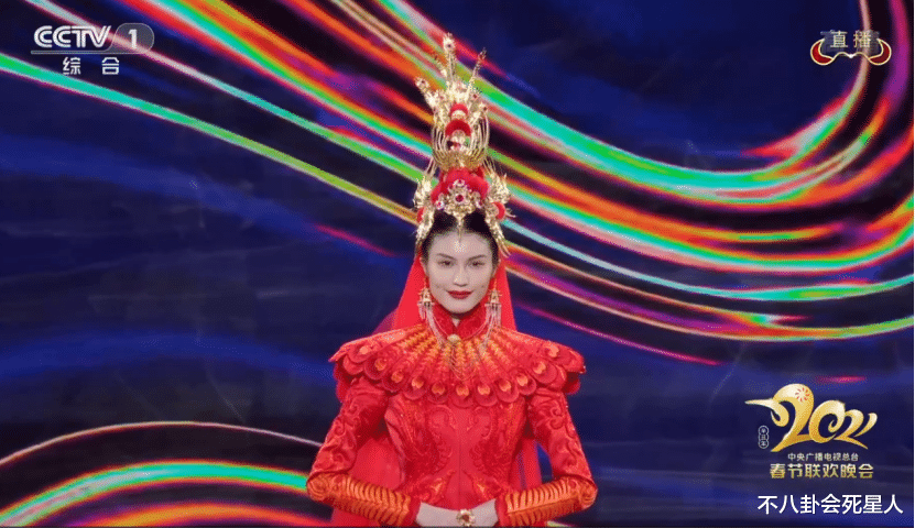 关晓彤|春晚舞台比美：热巴似小公主，倪妮肤色很抢眼，张梓琳母仪天下