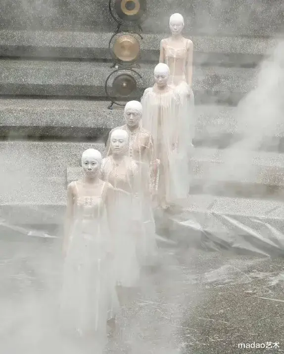 设计师已经不止接地气，都开始接地府了，让你知道什么叫作惊悚