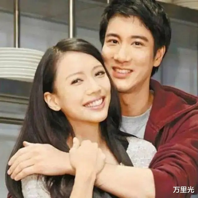 王力宏|王力宏离婚了，李靓蕾在纸上深度展开，艺人的热闹故事高度还原