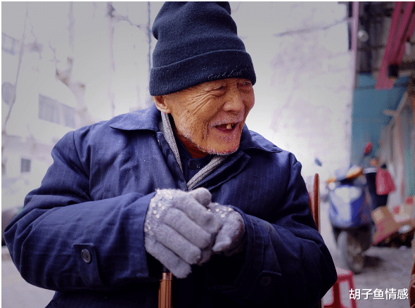 胡子鱼情感|72岁大爷雇43岁住家男保姆,大爷: 说破天也不让你照顾了,太憋屈