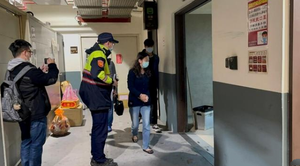 小兮娱乐 22岁女歌手坠亡，离异父母双方相互指责，牵出女儿上学时曾遭霸凌