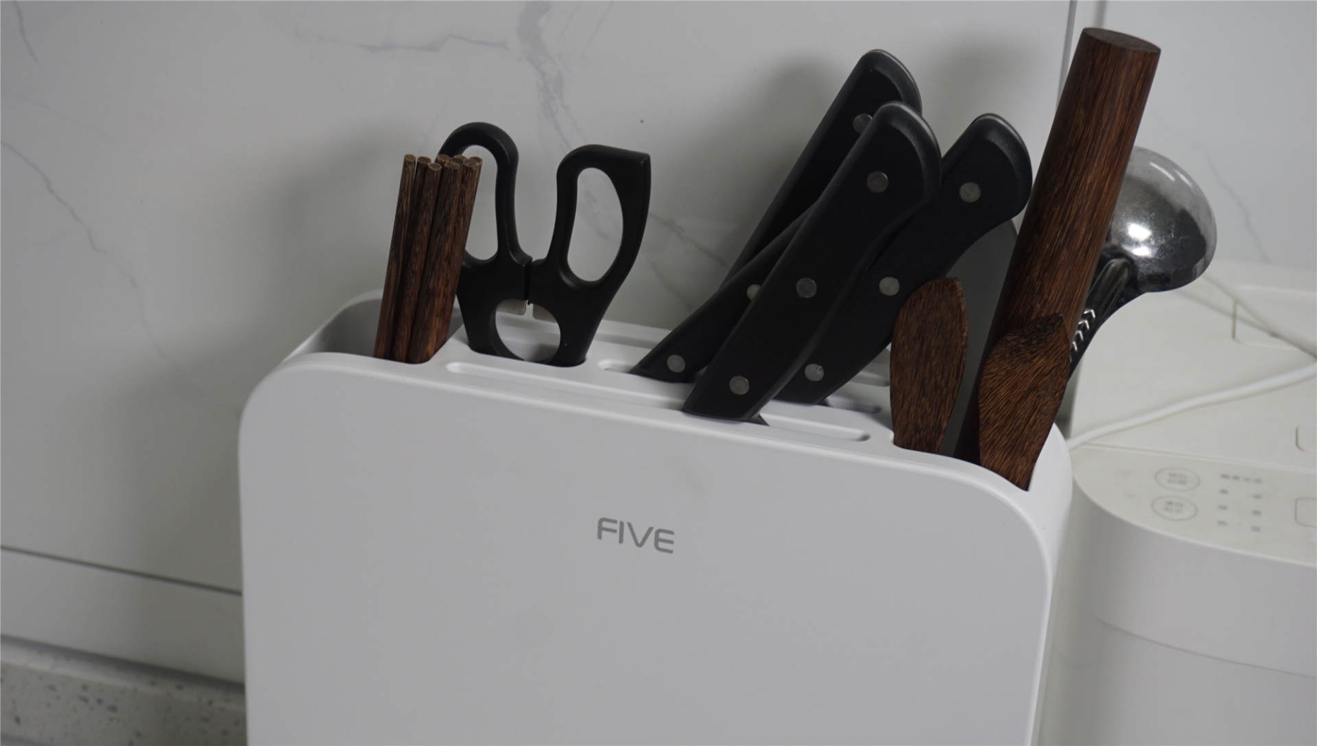 创投圈|小米生态再来造福厨房！米家APP控制的Five智能刀筷杀菌架实测