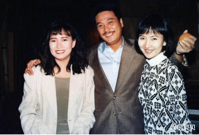周星驰|吴孟达双胞胎女儿罕见现身，一位穿卫衣一位穿皮衣，眉眼间像达叔