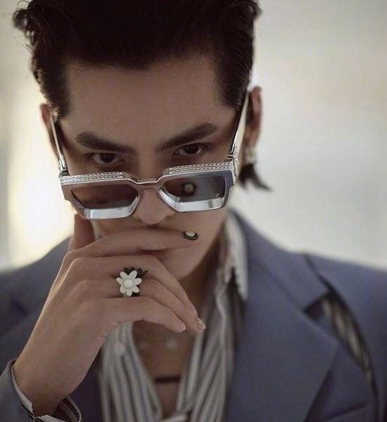 宋雨琦|黄子韬再做新美甲发照炫耀，首晒美甲细节照，我被小拇指美甲设计感动