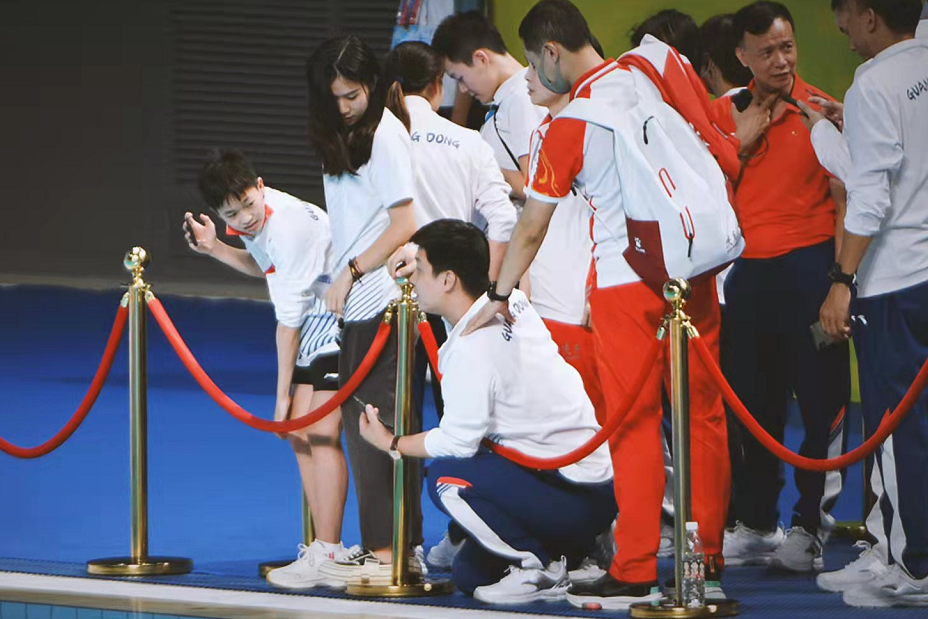 时尚风行派|14岁全红婵成跳水队团宠!穿运动装挂师姐身上撒娇,乖宝宝样超萌