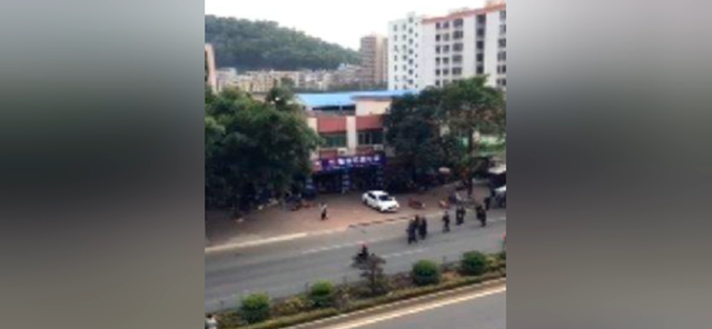 49岁男子当街行凶连杀2人,目击者:凶手未逃,被害女子死状惨烈