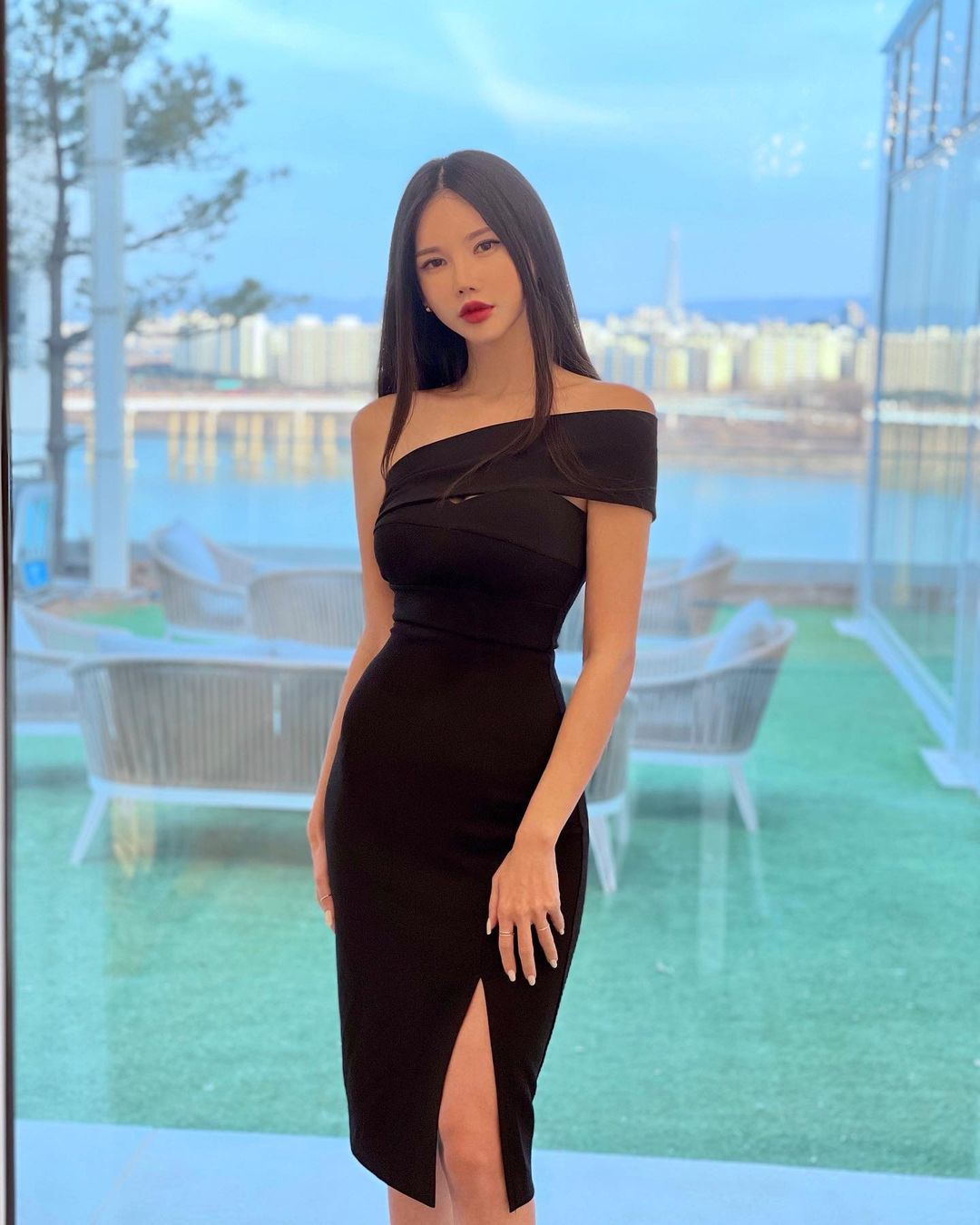 小姐姐|黑长直清纯美女，穿紧身裤大秀马甲线