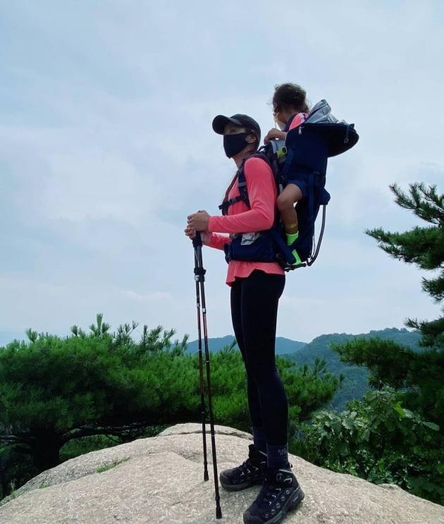 李诗英|韩国知名女星背着15公斤重儿子，勇登528米高峰！