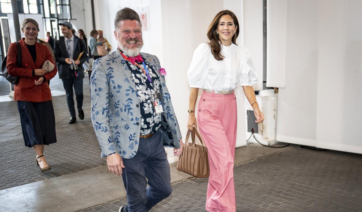 欧美时尚前线|“白配粉”清新优雅,王室女性都这么搭配,30+成熟女性可以学学