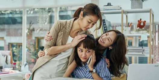 林心如|45岁林心如再演少女，蒸桑拿戏暴露实际身材，排骨胸手臂粗壮