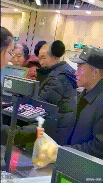 穿衣搭配 “闺蜜花2w烫了个发型,结果自拍晒到朋友圈,这谁顶得住啊!”