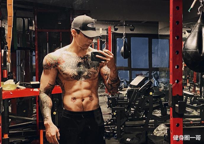 健身圈一哥 是肌肉奶爸也是斗腕选手,腹肌宛如搓衣板,麒麟大花臂完美吸睛!