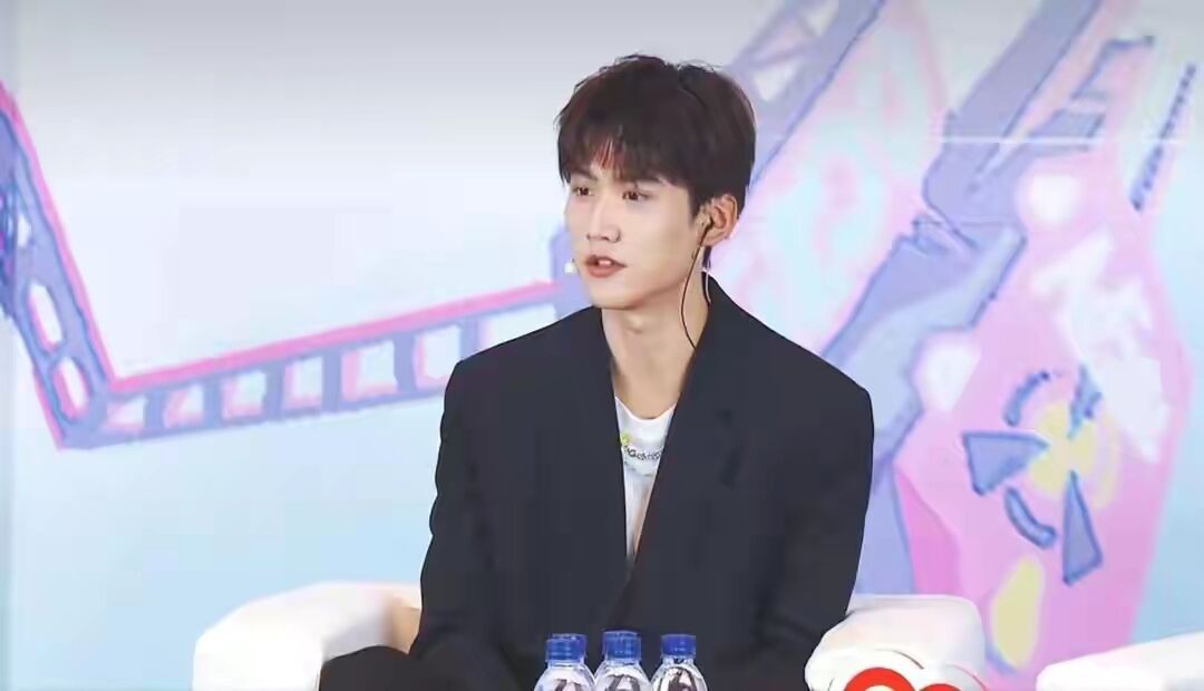 杨幂|杨幂双马尾现身,三十加女人充满少女感,天赐称赞大幂幂技术强