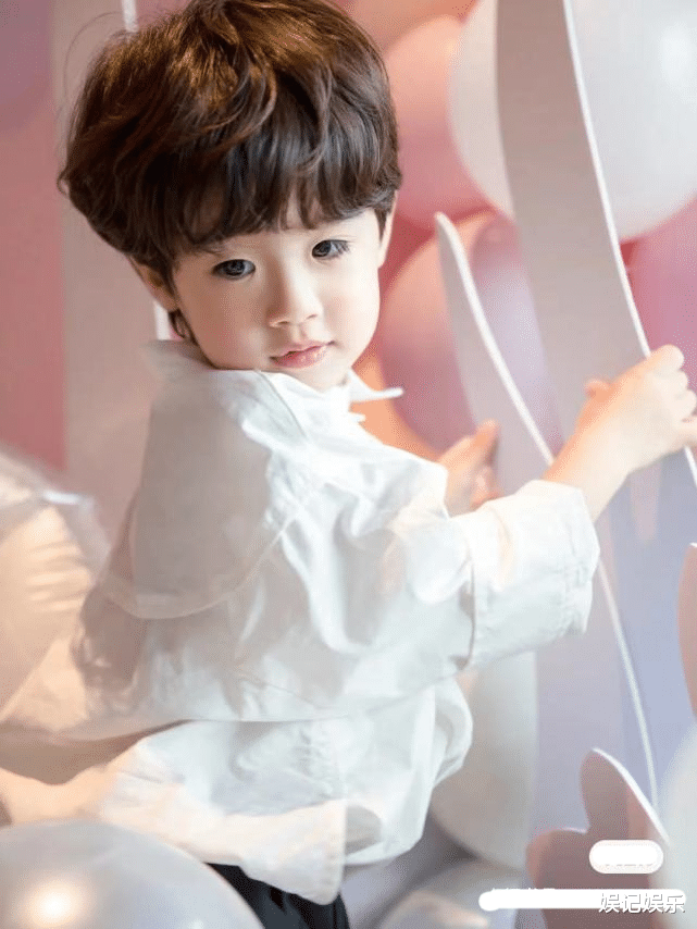 麦迪娜·买买提|麦迪娜晒女儿满月照，小公主露脸像爸爸姜潮，乳名公开超可爱