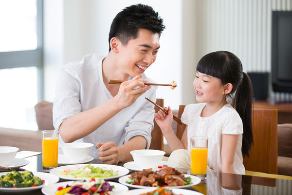 西红柿妈妈|二胎家庭里越是喜欢老二，越要“偏心”老大，两个娃才能真正作伴