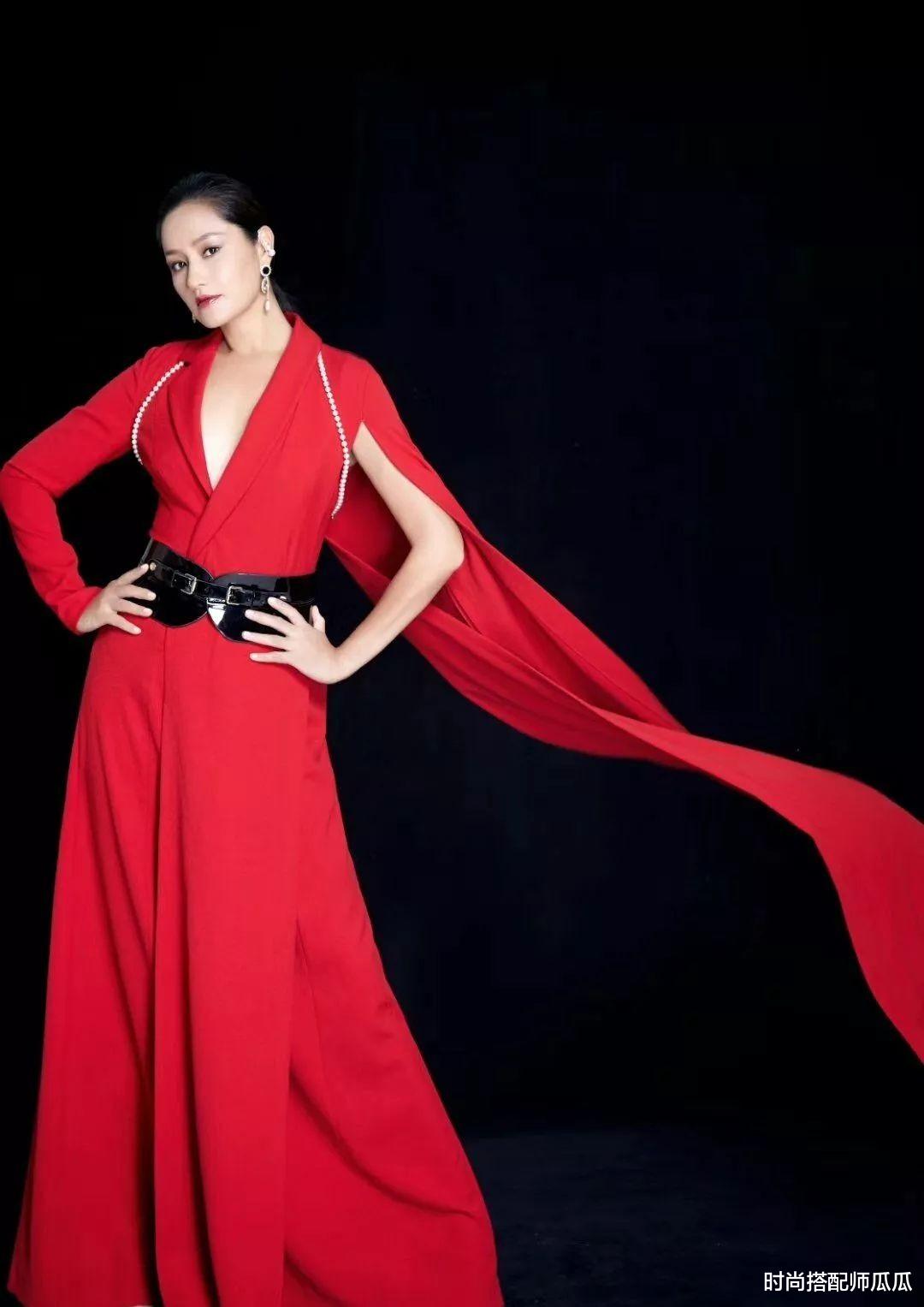时尚搭配师瓜瓜|肤色偏黄偏深的女人，这些颜色的“衣服”尽量避开，显黑还显廉价