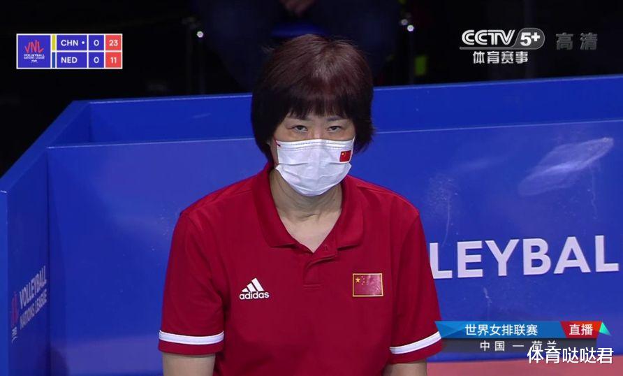 郎平|33-31！中国女排连赢三局战胜荷兰，李盈莹得18分，郎平眼神坚定