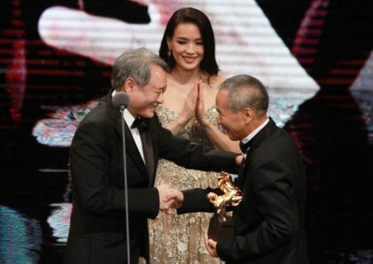 巩俐|第55届金马奖晚会上，巩俐为何拒绝颁奖，张艺谋的做法让人敬佩
