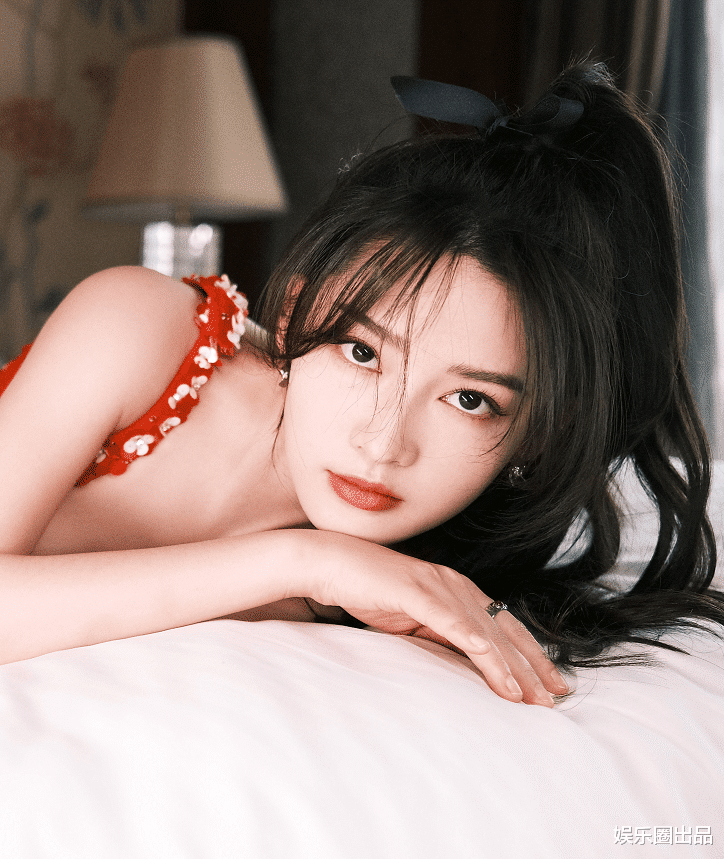 李沁|李沁才是真御姐，穿红裙拍大片，侧身摆拍时状态不输80后