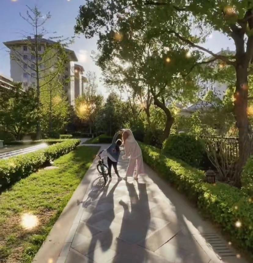 马蓉|王宝强10岁女儿长大啦！和马蓉同框双腿又细又长，长相却更像爸爸