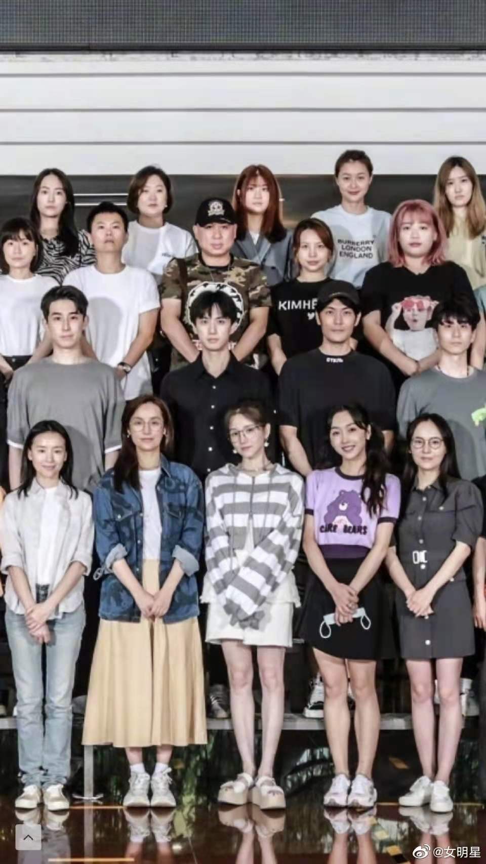 时尚风行派|艺德培训班大合影曝光！董洁穿衬衫素颜站C位，马苏造型干练超美