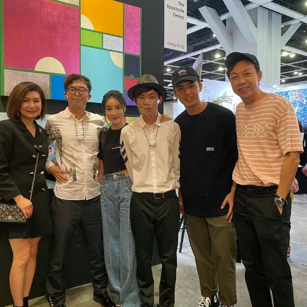 潮流前沿|钟楚红从不扮嫩,穿超大西装难掩“大妈肚”,这才是61岁真实模样