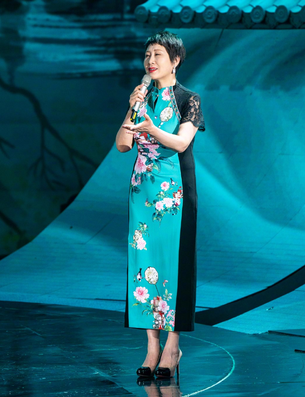 大表姐的时尚圈|59岁张凯丽拒绝“大妈风”，上长下短搭配很时髦，这状态太好了