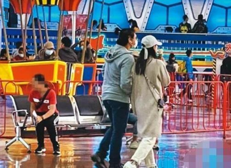 吴奇隆|刘诗诗夫妻带儿子游玩，吴奇隆已显老，网友：当爷爷的年纪才生子