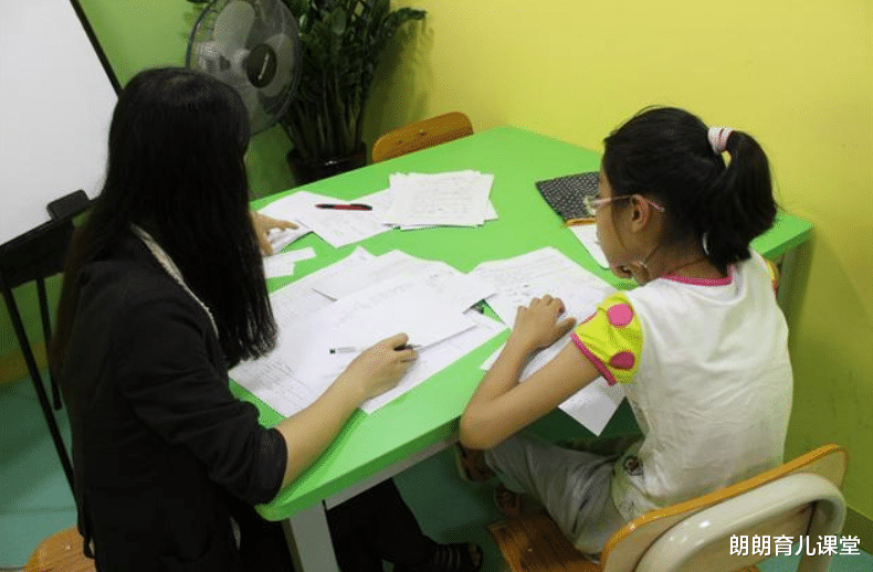 朗朗育儿课堂|“老师不布置作业，自己布置”，家长耍小聪明，教育部回应：违规