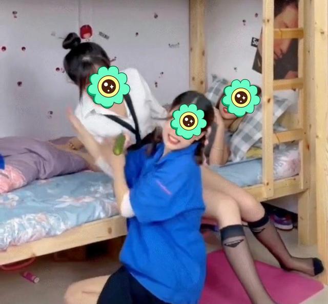 树先生聊情感 女大学生寝室自拍花式“吃黄瓜”，动作奇葩搞笑，被网友“内涵”