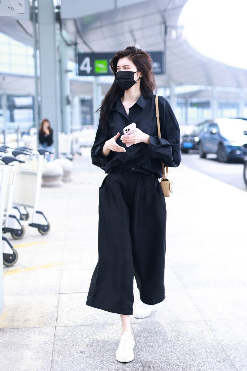 衬衫|何穗的造型真养眼，阔腿裤+衬衫尽显超模范，没浪费178cm的身材