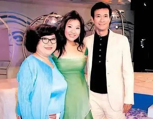 郑欣宜|郑欣宜生病住院，做完手术表情痛苦，未见父亲郑少秋