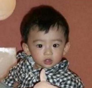 刘德华|谁还记得40年前刘德华亲吻的婴儿？今已是国际巨星，名气比肩华仔