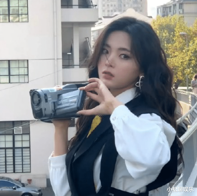 杨超越|杨超越说吃席比红毯还紧张，一个人坐在角落里，隔着屏幕感受到了