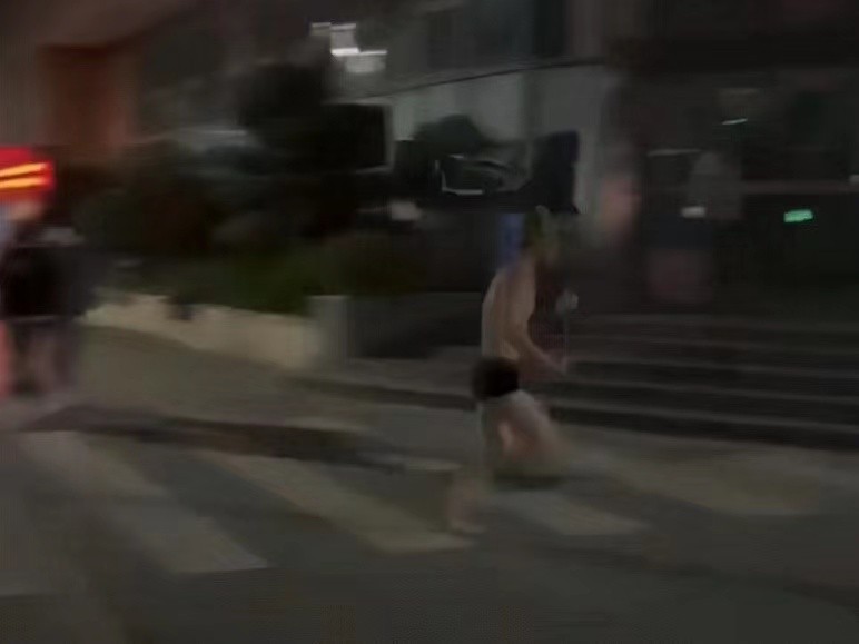 电子竞技|赢了一场游戏,粉丝喝马桶水庆祝,谁还记得足球背后38%的家暴