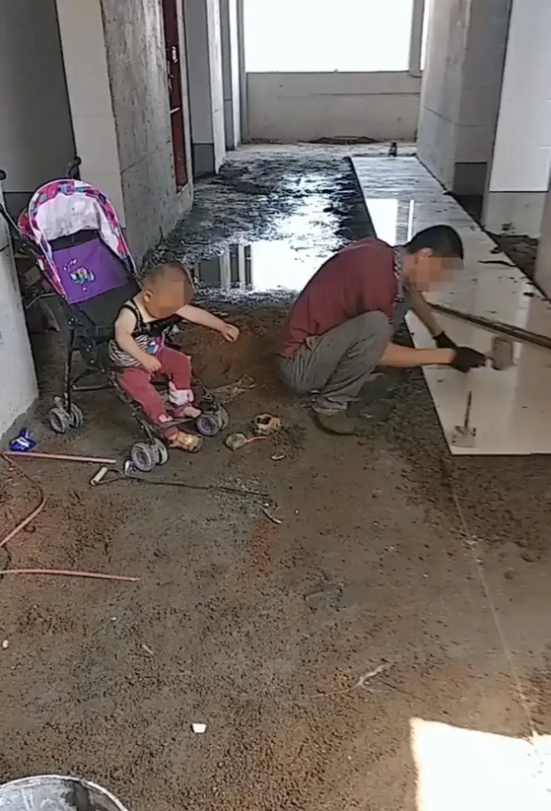 一男子带娃在工地上班的事件走红网络