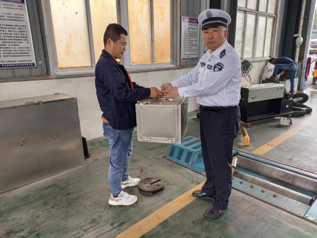 半島新聞客戶(hù)端 環(huán)保執(zhí)法人員變身“發(fā)明家”，給機(jī)動(dòng)車(chē)精準(zhǔn)環(huán)檢上“安全閥”