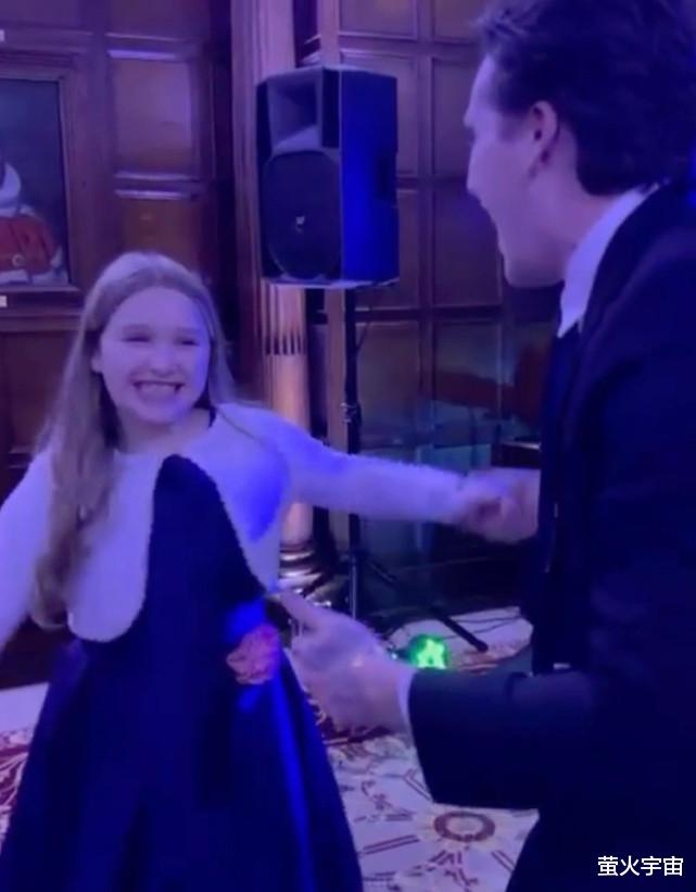 小贝|22岁布鲁克林与妹妹跳舞，大哥轻吻小七额头，小贝家被赞最幸福