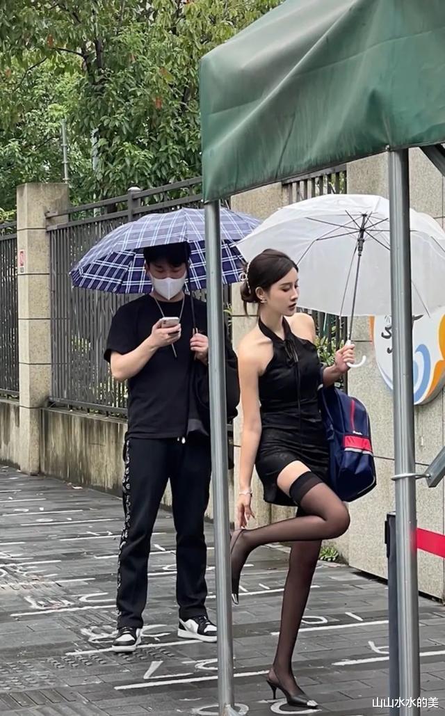 一女子穿黑色短裙接侄子,走红网络,穿着引起争议