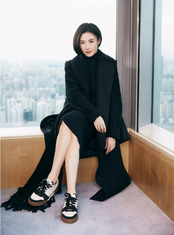 张柏芝|41岁演员张柏芝最新穿搭照片来了，看明星是如何穿搭不冷的冬天