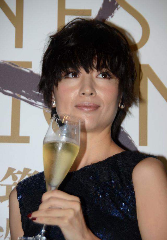 发型|董洁为博眼球太拼,黑色亮片裙配锅盖头又黑又土,大妈都比她洋气