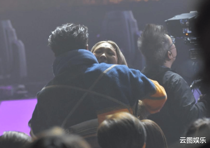 郑欣宜|郑欣宜入行13年首夺歌后殊荣！情绪激动当场大哭，男友人上前拥抱