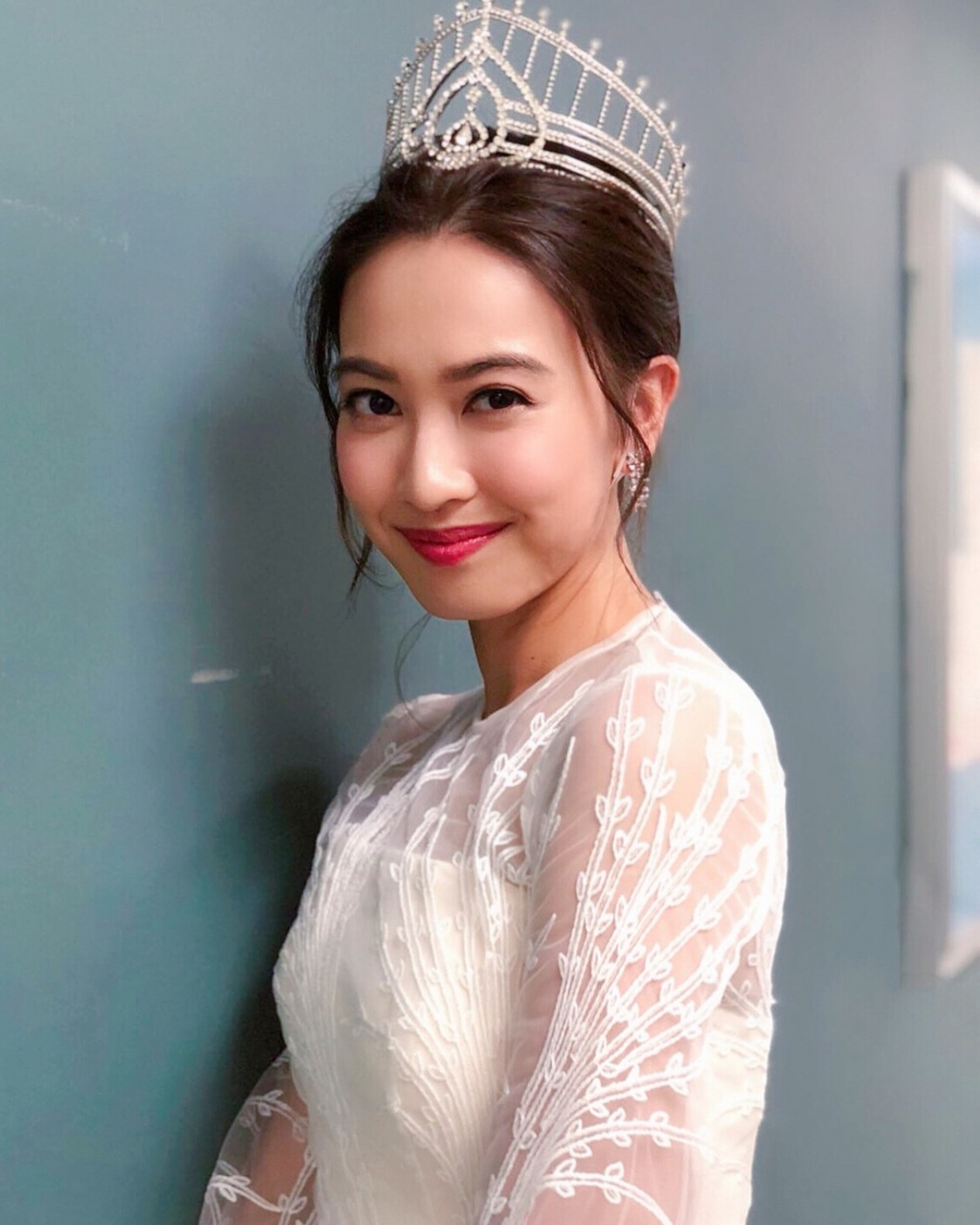 香港小姐|24岁港姐晒港大硕士毕业照！成名后仍不放弃学业，众星赶来祝贺