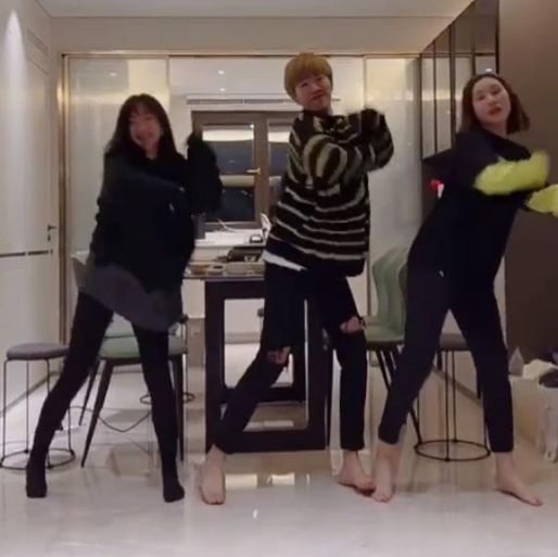 小猫咪的星座故事 40岁柳岩穿吊带裙直播卖车！大方展示傲人身材，异性陪伴声音超嗲