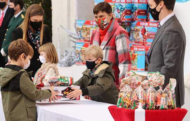 洪卫|摩纳哥龙凤胎出席圣诞活动！亲王夏琳均不在，两小只显得落寞无助