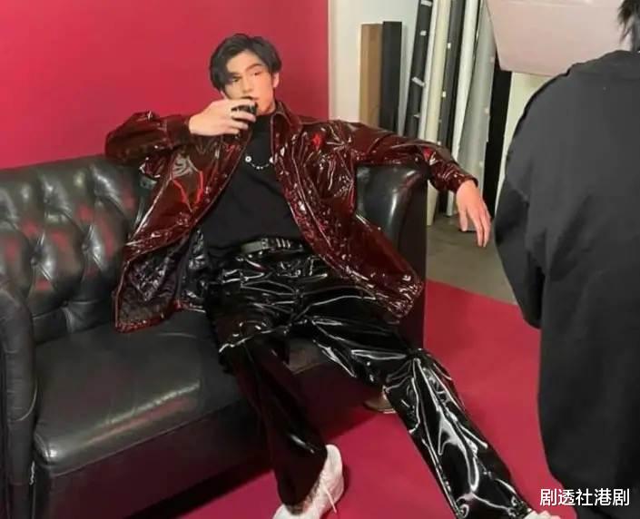 林晓峰|51岁林晓峰独自过圣诞节，两个儿子与前妻团聚，大儿子星味足